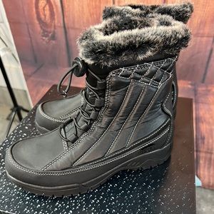 TOTES new in box Black waterproof boots with fir trim size 6.5